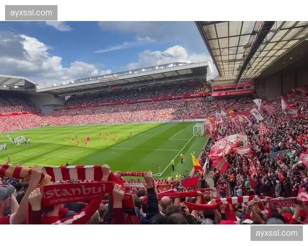 英超“英超冠军奖杯”巡回展抵达利物浦，吸引数千名小球迷参观