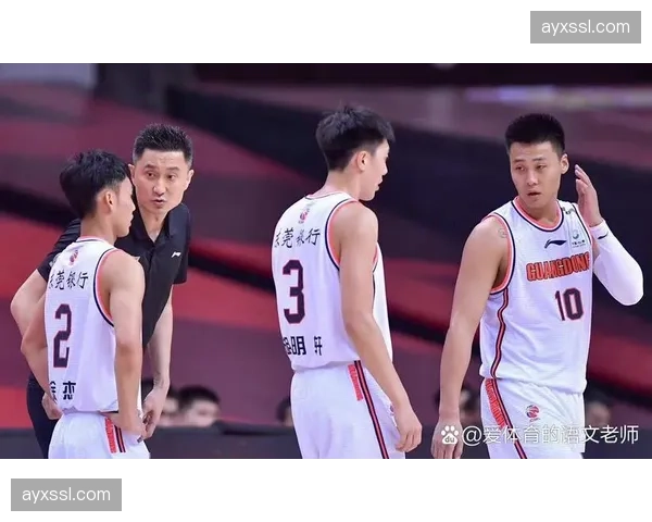 伯纳乌南看台球迷在球队每次成功抢断后，以特定鼓点催促球队快速进攻